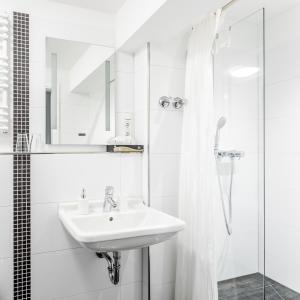 科隆科隆阿姆博物馆酒店的白色的浴室设有水槽和淋浴。