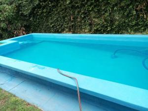 圣达菲Casa-quinta Colastine Norte, Santa fe Argentina的蓝色的游泳池,上面有软管