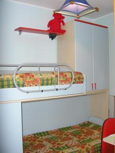 圣维托罗卡波Baglio Makari的架子上配有红色熊的双层床