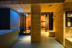 安达洛Residence Mille Montagne的浴室设有木镶板墙和一扇圆扇门