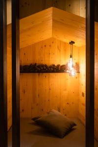 安达洛Residence Mille Montagne的木墙内的一个床位