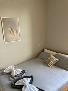 兰卡斯特'Bloomfield' at stayBOOM的一间卧室配有一张床,上面有两条毛巾