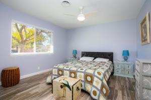 博尔德城NV Best的一间卧室设有一张床和一个窗口