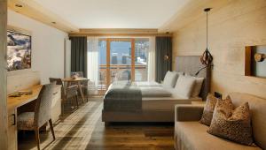 科瓦拉因巴迪亚Hotel Villa Eden的一间卧室配有一张床、一张桌子和一张沙发