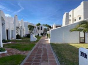 EsteponaVilla Pedro, Beach House zwischen Marbella und Estepona的白色建筑前的步行道