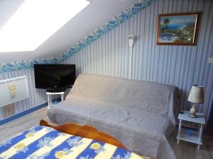 滨海贝尔克L Imperatrice的一间卧室配有一张床和一台平面电视