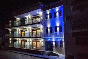 伊拉克里萨RENT HOUSE ANEMOS的一座晚上有蓝色灯光的建筑