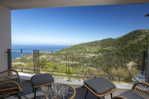 卡拉米锡Inorato - Luxury Villas with Private Swimming Pool的阳台配有椅子,享有海景。
