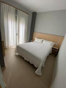 蓬塔翁布里亚曼努埃拉旅馆的卧室设有一张白色大床和一扇窗户。