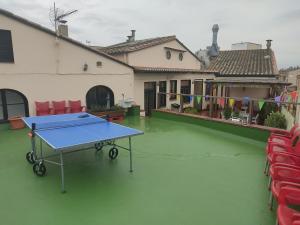 班约莱斯Alberg SPRINT的房屋内绿色地面上的乒乓球桌
