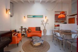 阿尔热祖尔Hillside 1 Aljezur old town的客厅配有橙色椅子和桌子