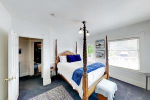 西雅图Water Lodge的一间卧室设有天蓬床和窗户。