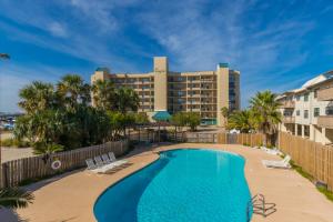 奥兰治比奇Ole River Hideway, Orange Beach, Updated 2 Bedroom Waterfront Condo, Wind Drift的一个游泳池,后方是酒店