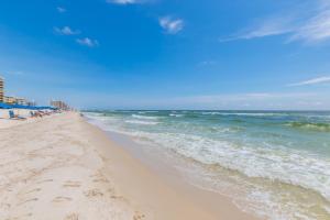 奥兰治比奇Ole River Hideway, Orange Beach, Updated 2 Bedroom Waterfront Condo, Wind Drift的和人们一起在海滩上和大海上