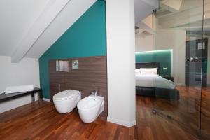 多尔梅莱托SIRIOHotel的一间带卫生间和床的浴室
