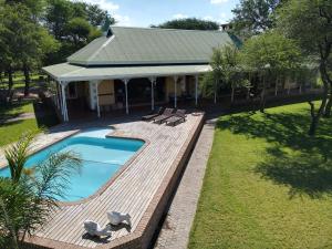弗朗西斯敦Ngangane Lodge & Reserve的享有后院的上方景色,设有游泳池和椅子