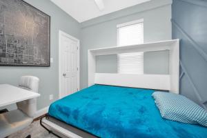 芝加哥Modern 2 Bedroom in Avondale的一间白色客房内的蓝色床卧室