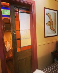 奥林达科莫别墅住宿的一间房间里一扇带彩色玻璃窗的门