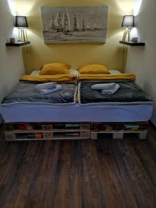 温科夫齐Kuća za odmor Rubić的卧室设有两张单人床,铺有木地板。