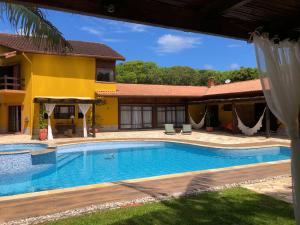 卡纳内亚Jardim Boêmio的房屋前的游泳池