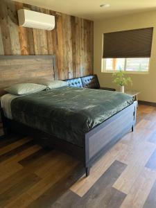 Rhodopa Lodge at Yellowstone客房内的一张或多张床位