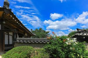 BonghwaTohyang Traditional House的花丛建筑的屋顶