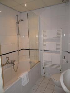 阿平厄丹阿肯斯坦住宿酒店的带淋浴、浴缸和卫生间的浴室