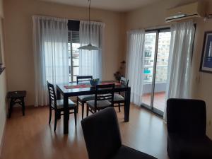 布宜诺斯艾利斯Urquiza Tower Hermoso departamento con cochera的一间用餐室,在房间内配有桌椅