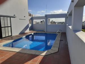 布宜诺斯艾利斯Urquiza Tower Hermoso departamento con cochera的屋顶上的游泳池