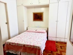 里约热内卢Aconchego no Rio的一间小卧室,配有一张床和白色橱柜