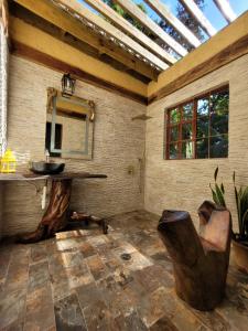 欧丘里欧Ecoscape Jamaica - Cottages by the river的一间带水槽、桌子和镜子的浴室