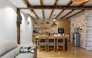 卡普里耶Cozy Home In Kaprije With Kitchen的厨房以及带桌椅的用餐室。