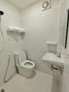 清迈MiuMiu in da house.的白色的浴室设有卫生间和水槽。