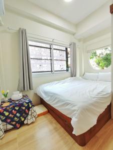 清迈MiuMiu in da house.的一间卧室设有一张大床和一个窗户。