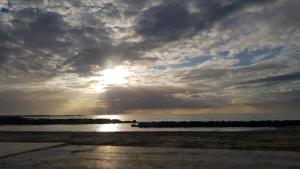 菲乌米奇诺THAT'S AMORE FIUMICINO Airport的海滩上阳光灿烂的大海