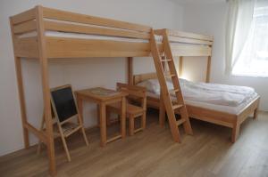 德尔内夫奥里克Apartmá 11 Deštné v Orlických horách的一间卧室配有两张双层床和一张书桌