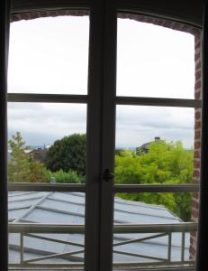 翁弗勒尔鲁西住宅酒店的开放式窗户,眺望着屋顶