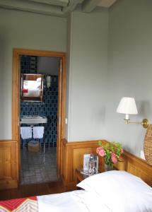 翁弗勒尔鲁西住宅酒店的一间卧室配有一张床,浴室设有水槽