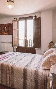 新阿森西奥Mar de viñas的一间卧室设有一张大床和一个窗户。
