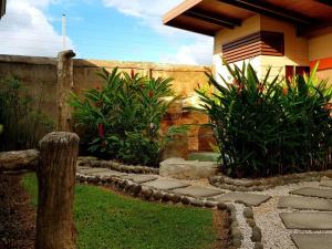 福尔图纳Elegant Villa in La Fortuna with spacious backyard plus very private pool & parking的房屋前带石头路的花园