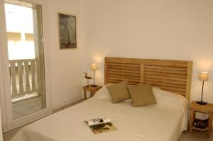 阿卡雄Lagrange Vacances - Villa d'Este的卧室设有一张白色大床和一扇窗户。