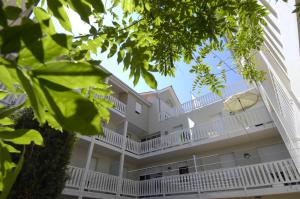阿卡雄Lagrange Vacances - Villa d'Este的白色的大建筑,设有白色阳台