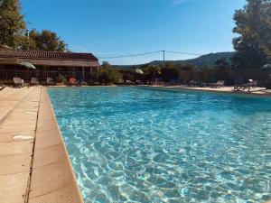 圣萨蒂南艾普特布兰科斯谢那假日公园的蓝色海水大型游泳池