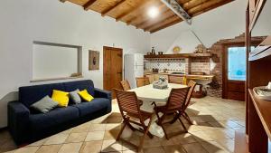 托雷拉皮罗villa Dimora Arnesano的客厅配有蓝色的沙发和桌子