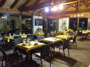 考那亚诺Landhaus Weingut的一间餐厅,房间内设有黄色的桌椅