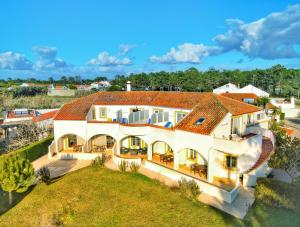 米尔芳提斯城Quinta Do Moinho De Vento - Racket & Country Club - Duna Parque Group的享有白色大房子的空中景致