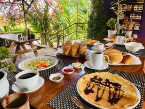 白马市阿特马兰度假村的餐桌,盘子上放着食物,咖啡和羊角面包