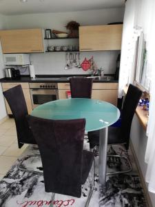 吕本Ferienwohnung Tensfeldt的厨房配有绿色的桌椅
