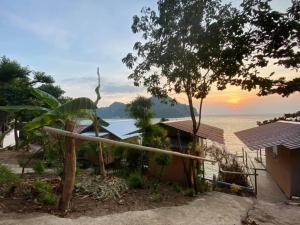 皮皮岛Phi Phi Seaside Bungalow的日落海景度假屋