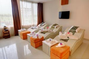 库克斯巴扎Sea Pearl Beach Resort & Spa Cox's Bazar的一间设有四张床的客房,配有粉红色的火烈鸟